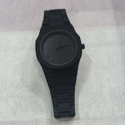 Black Minimalist Analog Wrist Aura Watch With Stainless Steel Strap And Butterfly Lock Non Waterproof
